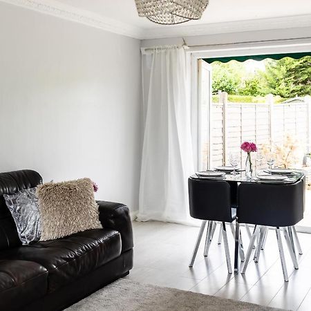 Lovely House In Welwyn With Garden And Off Road Parking Welwyn Garden City Exteriör bild